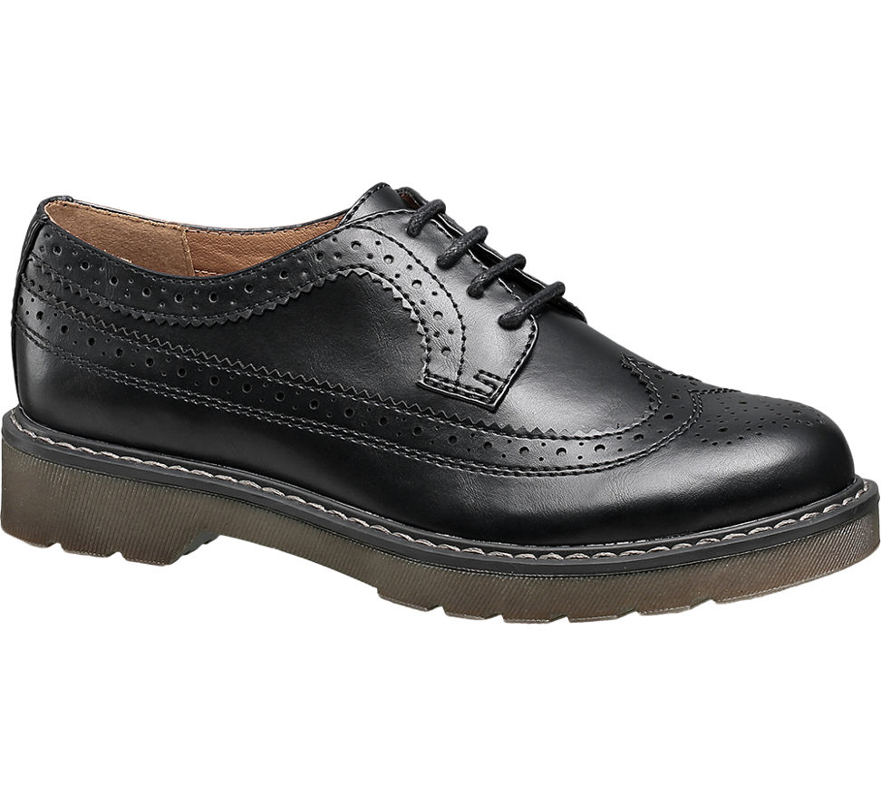 1. Brogues Wingtips and jeans can look just as good as the quarter brogue style. When wearing men’s fashion shoes with jeans, it’s best approached with a style influenced by the rough and ready mix of country clobber and thick selvedge denim. A full brogue wingtip style is hard to wear with modern tailoring or super casual clothes. So, embrace some traditional gentlemen items like leather elbow patches or flat cap when .